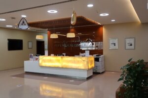 Elegant reception area interior by Arclight, luxury interior fit out contractor in Dubai – premium design with warm lighting.